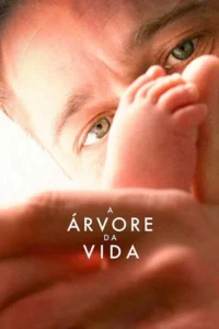 Close-up de olhos verdes de um adulto. Um pé de bebê rosado está próximo,sugerindo ternura e vida nova.