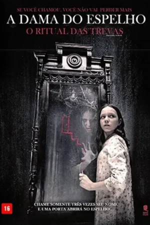 Jovem em camisola, assustada, olha um espelho antigo. Nele, sua versão fantasmagórica desenha em vermelho. Clima de terror sobrenatural.