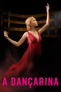 Dançarina loira em vestido vermelho fluído,braços erguidos,olhando para cima. Fundo escuro de um teatro clássico.