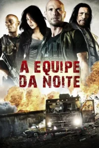 Pôster de ação:Quatro personagens sérios,incluindo um careca e uma mulher,sobre explosões e veículos destruídos. Clima de combate.