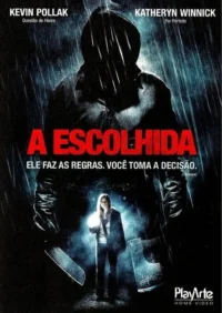 Pôster sombrio:silhueta gigante de encapuzado com faca e machado,sob chuva. Uma mulher pequena e iluminada está no centro.