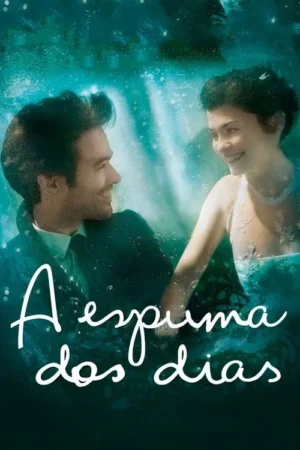 Um casal sorridente, ele de terno e ela de vestido, submersos num mar azul-esverdeado com bolhas. Cena romântica e onírica.