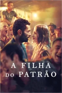 Um homem barbudo e uma mulher se olham intensamente, cercados por uma multidão caótica e expressiva em luzes quentes.