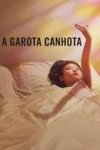 Uma menina em uma cama clara,braço erguido,olhando para uma luz suave e colorida acima. Clima sonhador e esperançoso.