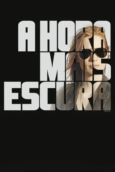 Mulher séria de óculos escuros e cabelo ruivo, com o rosto mesclado em letras brancas, sobre fundo preto. Clima sombrio.