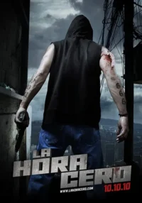 Homem de capuz e jeans,de costas,segura pistola. Braço ferido e tatuado. Vê cidade sob céu escuro e ameaçador.