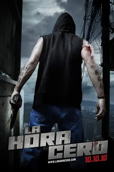 Homem de capuz e jeans, de costas, segura pistola. Braço ferido e tatuado. Vê cidade sob céu escuro e ameaçador.