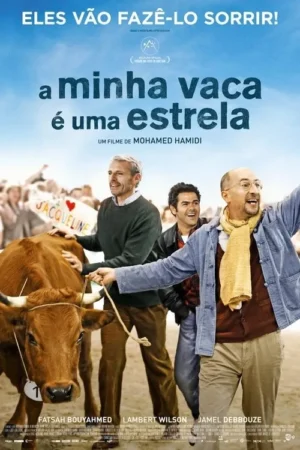 Três homens alegres e uma vaca marrom com o número 1 são vistos em um festival. Atmosfera vibrante e divertida.
