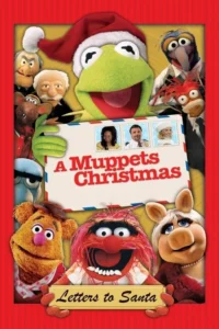Kermit,de gorro natalino,sorri segurando um envelope. Vários Muppets,como Fozzie,Animal e Miss Piggy,aparecem em um pôster festivo e alegre.