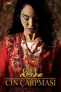 Mulher de rosto pálido e olhos brancos intensos. Veste tradicional vermelha,bordada e com manchas de sangue,contra fundo escuro.
