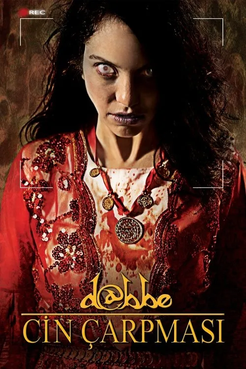 A Noiva Possuída 1 Mulher de rosto pálido e olhos brancos intensos. Veste tradicional vermelha,bordada e com manchas de sangue,contra fundo escuro.