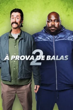 Dois homens lado a lado em fundo verde. Um com bigode divertido e sorriso exagerado, o outro barbudo com expressão séria. Clima de comédia.