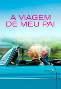 Mulher loira e homem idoso sorrindo em carro conversível azul,cabelo ao vento. Fundo com paisagem verde e céu claro.