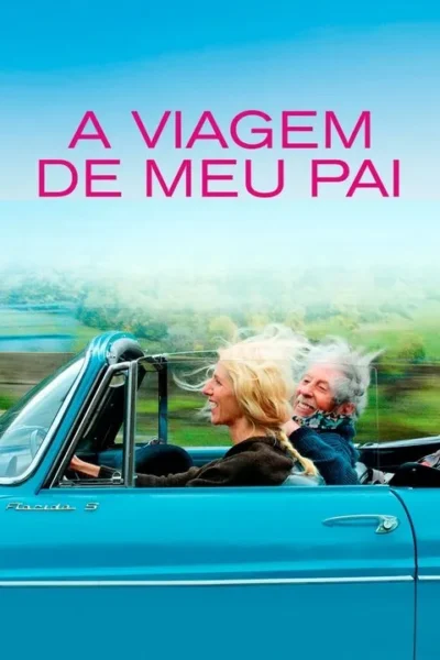 Mulher loira e homem idoso sorrindo em carro conversível azul, cabelo ao vento. Fundo com paisagem verde e céu claro.