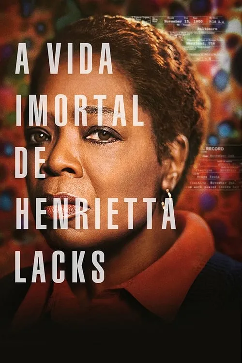 Close-up de mulher negra de meia-idade olhando para frente, cabelo curto. Fundo escuro com detalhes de dados e luzes coloridas, criando um clima sério e investigativo.