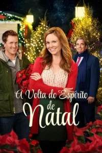 Três pessoas sorridentes em cenário natalino noturno com árvores iluminadas e poinsettias. Clima festivo e alegre.