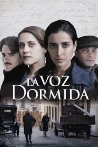 Quatro rostos sérios (2 mulheres,2 homens) acima de uma rua antiga com edifícios e veículos. Clima dramático e histórico.