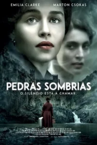 Pôster sombrio:rosto de mulher séria,outro desfocado. Montanhas rochosas,castelo e figura solitária com malas,à beira da água escura.