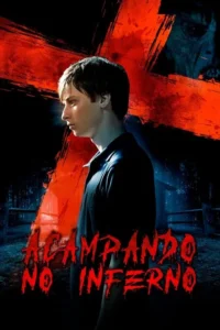 Pôster de terror:Jovem sério de perfil. Fundo vermelho de respingos e criatura sombria. Floresta escura e portão abaixo.