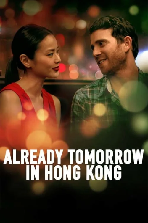 Already Tomorrow in Hong Kong 1 Mulher asiática e homem barbudo se olham sorrindo com luzes urbanas desfocadas ao fundo. Clima romântico.
