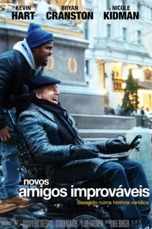 Dois homens sorridentes em cidade. Um, de boina, em cadeira de rodas, rindo. O outro, de touca, atrás. Atmosfera alegre.