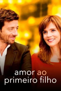 Um homem sorridente de perfil e uma mulher ruiva sorrindo para frente,contra um fundo amarelo quente e desfocado. Clima alegre e romântico.