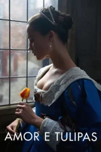 Mulher em traje histórico azul com renda e pérolas,segurando tulipa colorida,olha pensativa pela janela.