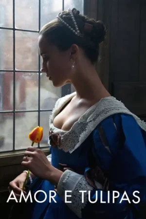 Mulher em traje histórico azul com renda e pérolas, segurando tulipa colorida, olha pensativa pela janela.