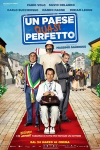 Cinco homens,incluindo um médico sentado e um prefeito,em um tapete vermelho numa rua de vilarejo italiano. Multidão ao fundo. Humor leve.