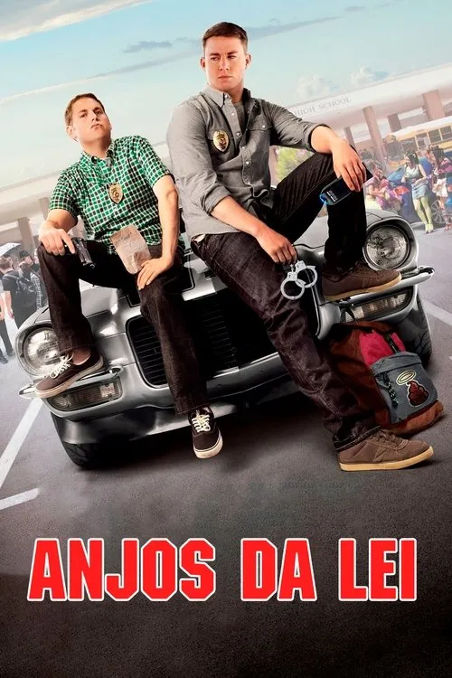 Anjos da Lei 1 Dois agentes à paisana,um gordinho e outro atlético,sentados num carro clássico em frente a uma escola cheia de jovens. Clima cômico.