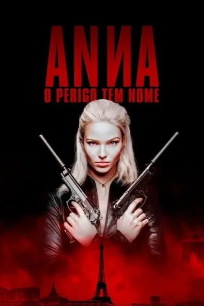 Mulher loira séria em jaqueta de couro segura duas pistolas. Fumaça vermelha envolve silhuetas de Paris e Torre Eiffel no fundo escuro.