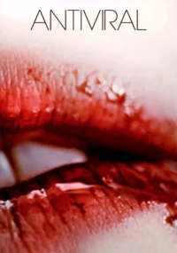 Lábios vermelhos e feridos, com gotas de líquido e dentes à mostra. Close-up intenso, com um clima sombrio e visceral.