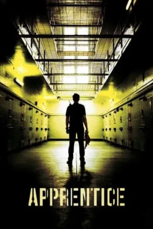 Silhueta de um homem de costas em um corredor de prisão longo e estreito, com portas em ambos os lados. Luz amarela intensa cria ambiente sombrio.