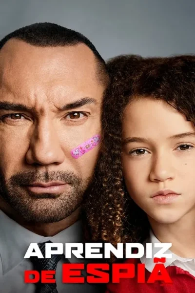 Um homem forte e sério com curativo de unicórnio rosa ao lado de uma menina de cabelo cacheado, ambos olhando fixamente. Fundo cinza.