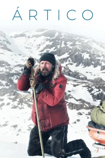 Homem barbudo de jaqueta vermelha, ajoelhado na neve, segurando um bastão. Expressão exausta em paisagem montanhosa e gélida.