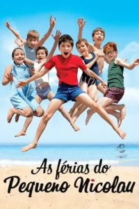 Oito crianças sorridentes e animadas pulam alto na praia,com o mar azul e o céu claro ao fundo. Clima de férias.