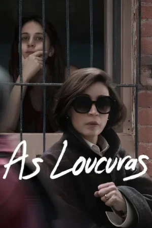 Duas mulheres. Uma séria de óculos escuros em primeiro plano. Atrás, outra observa pensativa através de grades. Cenário sombrio e tenso.