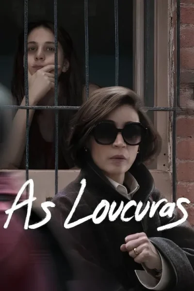 Duas mulheres. Uma séria de óculos escuros em primeiro plano. Atrás, outra observa pensativa através de grades. Cenário sombrio e tenso.