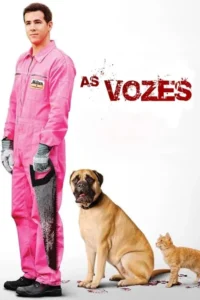 Um homem em macacão rosa segura uma serra. Ao lado, um cão e um gato sobre pegadas de sangue no chão branco. Clima estranho.