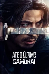 Guerreiro de cabelo longo e bigode,com olhar intenso,empunha uma katana. A lâmina reflete vários rostos,num clima de drama e ação.