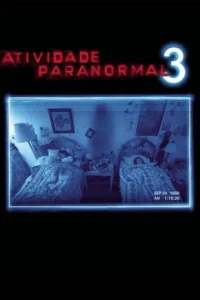 Pôster: Visão azulada de câmera de segurança mostrando duas crianças dormindo em quarto bagunçado à noite. Atmosfera de terror.