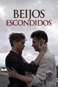 Dois jovens se olham de perto,as mãos tocando o rosto um do outro,contra um céu nublado. A cena é íntima e romântica.