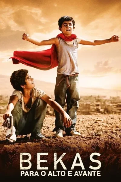 Dois meninos em paisagem árida: um com capa vermelha, braços abertos; outro agachado, olhando-o. Cenário dourado, clima esperançoso.