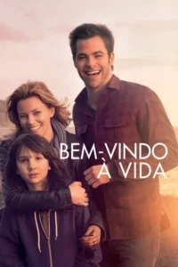 Família (homem,mulher,criança) sorrindo na praia ao pôr do sol. Luz dourada e clima acolhedor.