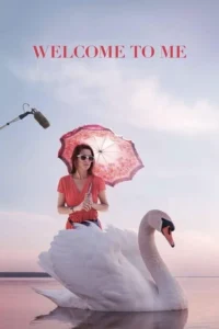 Mulher de óculos, com sombrinha rosa, sentada num cisne gigante em água calma ao pôr do sol. Um microfone boom aponta para ela.