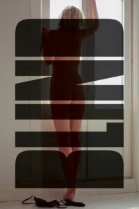 Silhueta feminina loira de costas em frente à luz de uma janela. Um sutiã no chão. Design gráfico escuro sobrepõe a imagem.