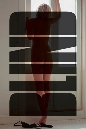 Silhueta feminina loira de costas em frente à luz de uma janela. Um sutiã no chão. Design gráfico escuro sobrepõe a imagem.