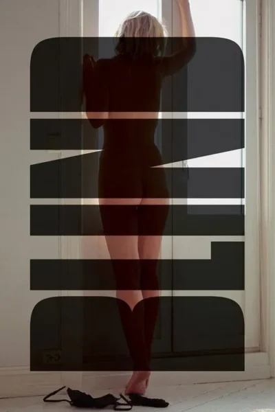 Silhueta feminina loira de costas em frente à luz de uma janela. Um sutiã no chão. Design gráfico escuro sobrepõe a imagem.