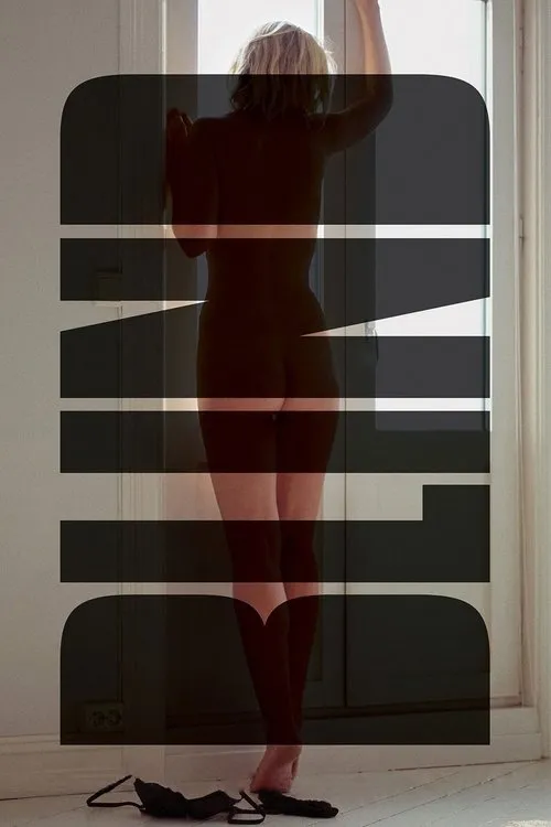 Silhueta feminina loira de costas em frente à luz de uma janela. Um sutiã no chão. Design gráfico escuro sobrepõe a imagem.