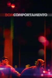 Dois homens de capuz correm à noite em uma rua escura,sob luzes urbanas borradas em vermelho e roxo,sugerindo urgência e mistério.